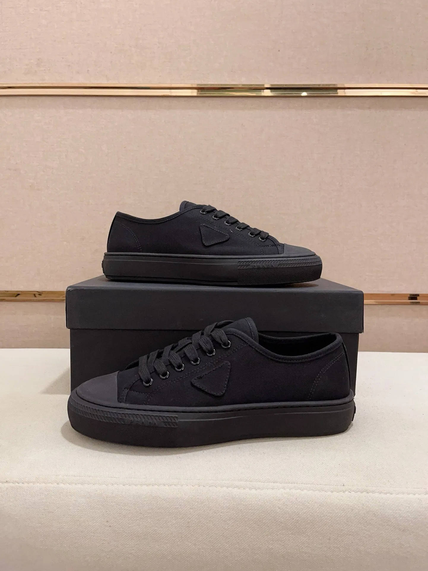 Men's shoes 💰 580💰 ✔️✔️✔️High-quality new PRADA counters are launched at the same time. The new men's shoes and 😘fabrics are selected from first-layer cowhide and are made by pure handicrafts. Lining: Full cowhide lining. 👍🏿 High-end ☄️ air-cushion molded anti-slip rubber outsole, exquisite lines, simple and elegant, comfortable and high-end for leisure travel. Code number: 38 to 44 (45 can be customized)